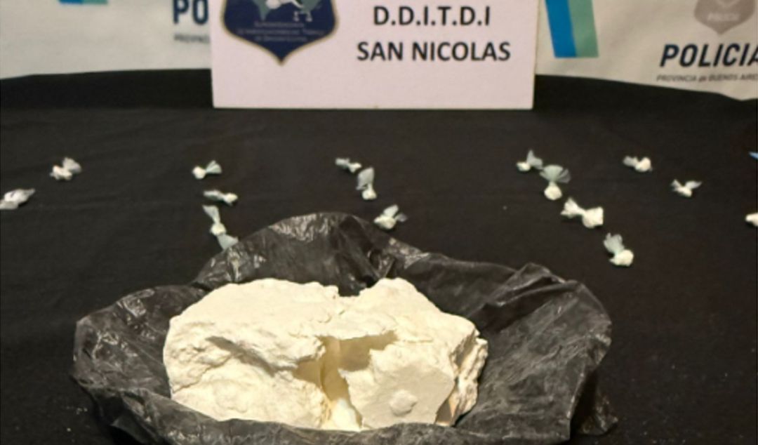 La Delegación Departamental de Investigaciones del Tráfico de Drogas Ilícitas de San Nicolás dio un golpe certero al narcotráfico en las últimas horas al desbaratar un búnker de droga en el barrio 25 de Mayo. El operativo, que incluyó un allanamiento en una vivienda ubicada en calle Brasil 122 bis, permitió secuestrar cocaína fraccionada lista para su comercialización, una balanza de precisión, dinero en efectivo y otros elementos de interés. El valor estimado de lo incautado ronda los 7 millones de pesos.