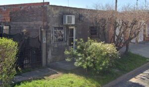 La ciudad de San Nicolás sigue conmocionada por la balacera ocurrida en una vivienda de calle José Ingenieros al 749. En las últimas horas se confirmó el fallecimiento de la madre de Lucas “El Gato” Somoza, señalado como autor de los disparos.