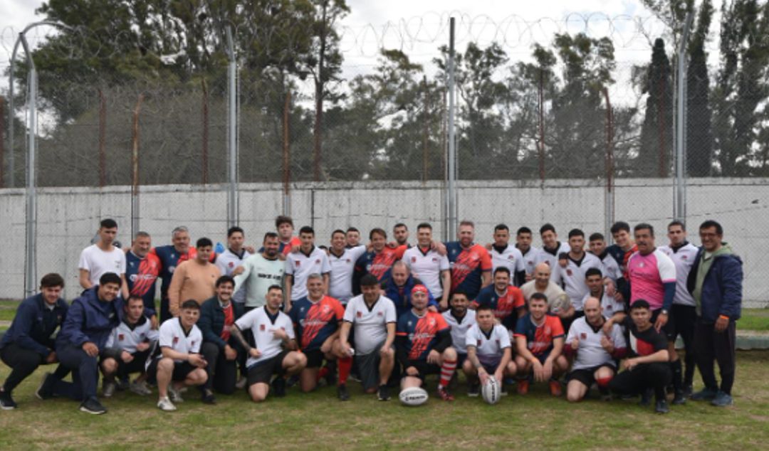 El pasado 22 de agosto de 2025 se vivió en Rosario un hecho histórico para el deporte provincial y nacional: por primera vez se disputó un partido de rugby dentro de una cárcel santafesina. El encuentro tuvo lugar en la Unidad Penal Nº 6, donde se enfrentaron Los Gladiadores —equipo conformado por internos gracias al impulso de la Fundación Tercer Tiempo— y el equipo de rugby del Colegio de Abogados de Rosario, que contó con la participación del nicoleño Santiago Silvestrini, ex jugador de Del Acuerdo Rugby.