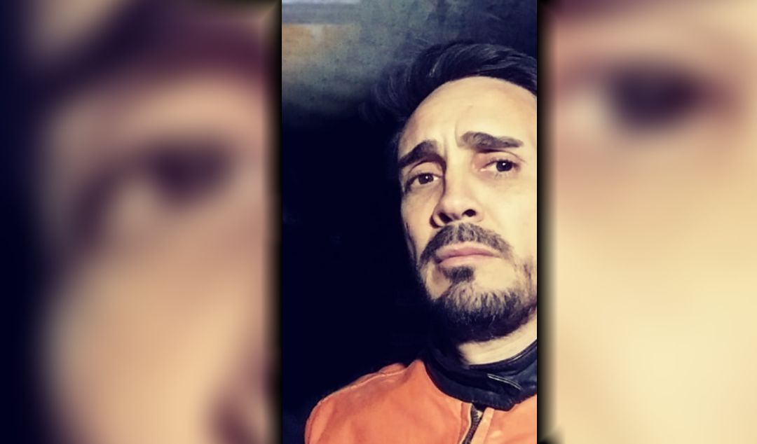El pasado domingo, un hecho de extrema violencia conmocionó a la comunidad de José Ingenieros, cuando Somoza disparó contra su propia madre y un amigo, para luego intentar quitarse la vida. Según trascendió, el estado de salud del agresor es crítico y los médicos estiman que perdió más del 60% de la masa encefálica a raíz del disparo que se efectuó.