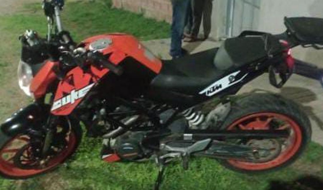 Un joven de 23 años protagonizó un accidente vial mientras conducía una motocicleta KTM Duke, color negra y naranja, que había sido robada apenas cuatro días atrás. La moto colisionó contra un automóvil Renault Fluence gris guiado por un hombre de 38 años.