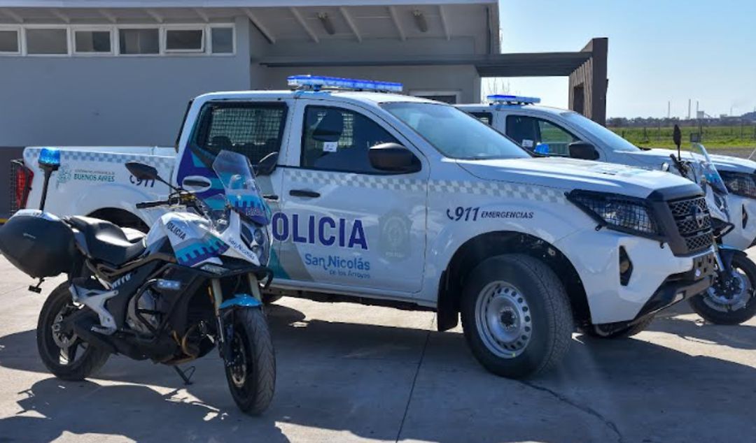 El intendente Santiago Passaglia anunció la entrega de nuevos patrulleros y motos a la Policía de la Provincia de Buenos Aires, con el objetivo de reforzar el patrullaje en distintos puntos de la ciudad. Esta acción forma parte de una política sostenida por la Municipalidad para mejorar la seguridad y la calidad de vida de los vecinos.