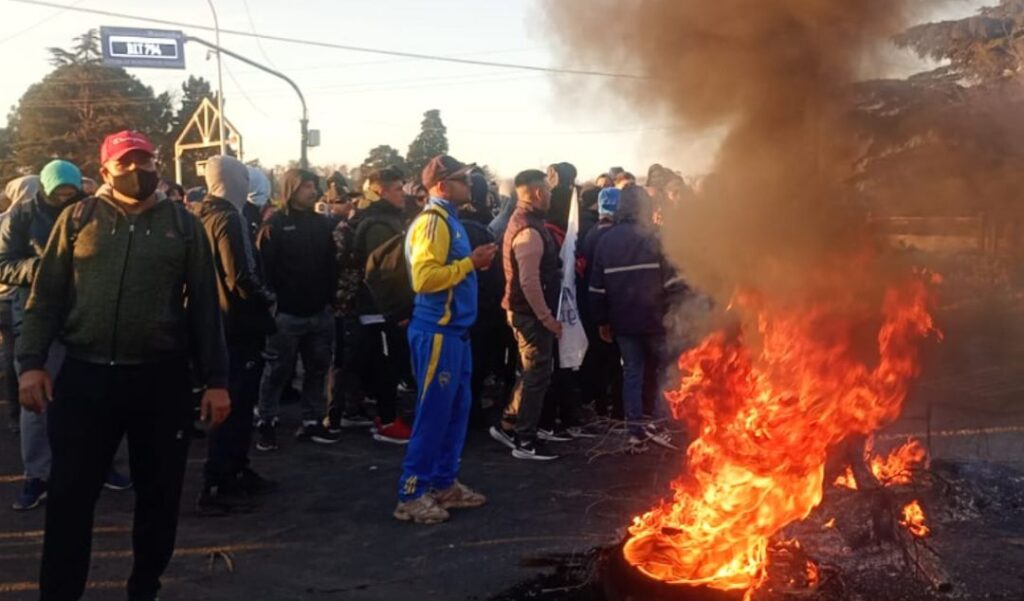 El conflicto salarial en la planta siderúrgica Ternium escaló este viernes a su punto más crítico, cuando los trabajadores contratistas decidieron trasladar su protesta a la ruta. Desde la mañana, la rotonda de acceso a la portería 1 —pasando el puente que conecta avenida Savio con el camino de la costa— quedó totalmente bloqueada.