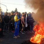 El conflicto salarial en la planta siderúrgica Ternium escaló este viernes a su punto más crítico, cuando los trabajadores contratistas decidieron trasladar su protesta a la ruta. Desde la mañana, la rotonda de acceso a la portería 1 —pasando el puente que conecta avenida Savio con el camino de la costa— quedó totalmente bloqueada.