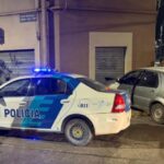 En la madrugada del 16 de agosto, un fuerte accidente de tránsito sorprendió a los vecinos de la zona de España y Don Bosco, cuando un remis terminó incrustado contra el frente de un comercio.