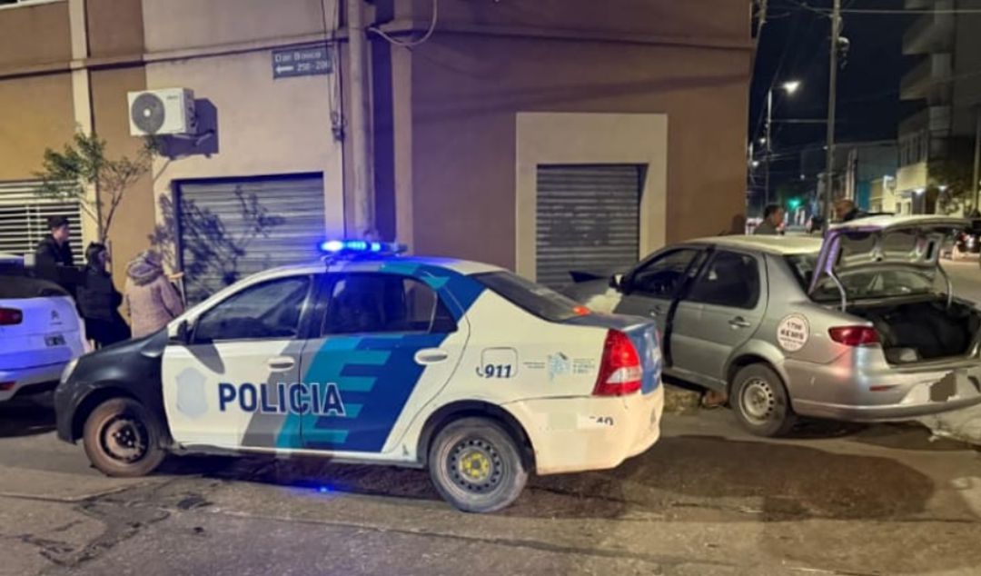 En la madrugada del 16 de agosto, un fuerte accidente de tránsito sorprendió a los vecinos de la zona de España y Don Bosco, cuando un remis terminó incrustado contra el frente de un comercio.