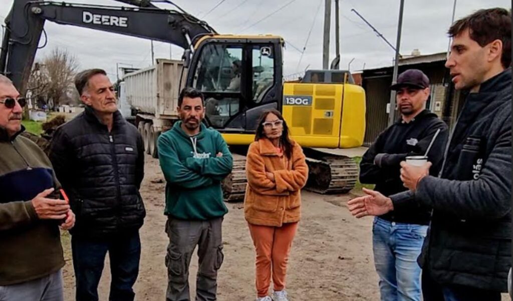 El intendente Santiago Passaglia visitó los trabajos que se están llevando a cabo en el barrio California, que se convirtió en el número 73 en ser pavimentado bajo la gestión Passaglia.
