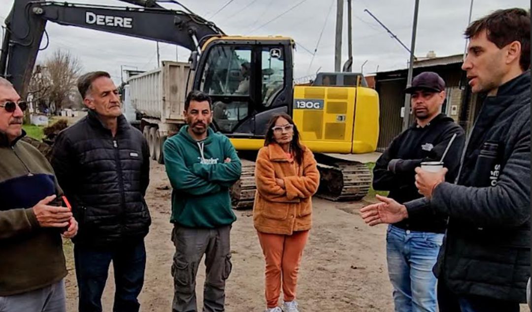 El intendente Santiago Passaglia visitó los trabajos que se están llevando a cabo en el barrio California, que se convirtió en el número 73 en ser pavimentado bajo la gestión Passaglia.