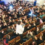 La emblemática banda Turf, liderada por Joaquín Levinton, se presentó en la noche de ayer en el Teatro Municipal de San Nicolás con un espectáculo que colmó la sala y desató la euforia del público local.