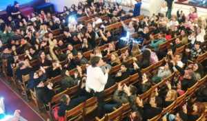 La emblemática banda Turf, liderada por Joaquín Levinton, se presentó en la noche de ayer en el Teatro Municipal de San Nicolás con un espectáculo que colmó la sala y desató la euforia del público local.