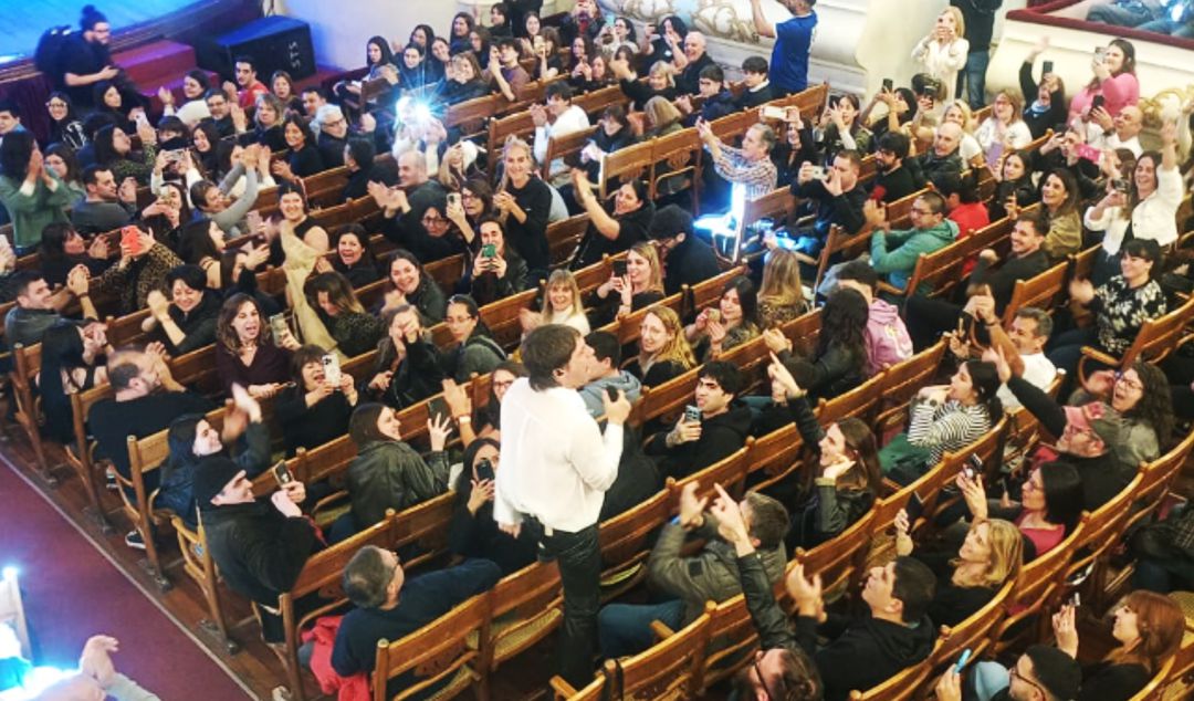 La emblemática banda Turf, liderada por Joaquín Levinton, se presentó en la noche de ayer en el Teatro Municipal de San Nicolás con un espectáculo que colmó la sala y desató la euforia del público local.