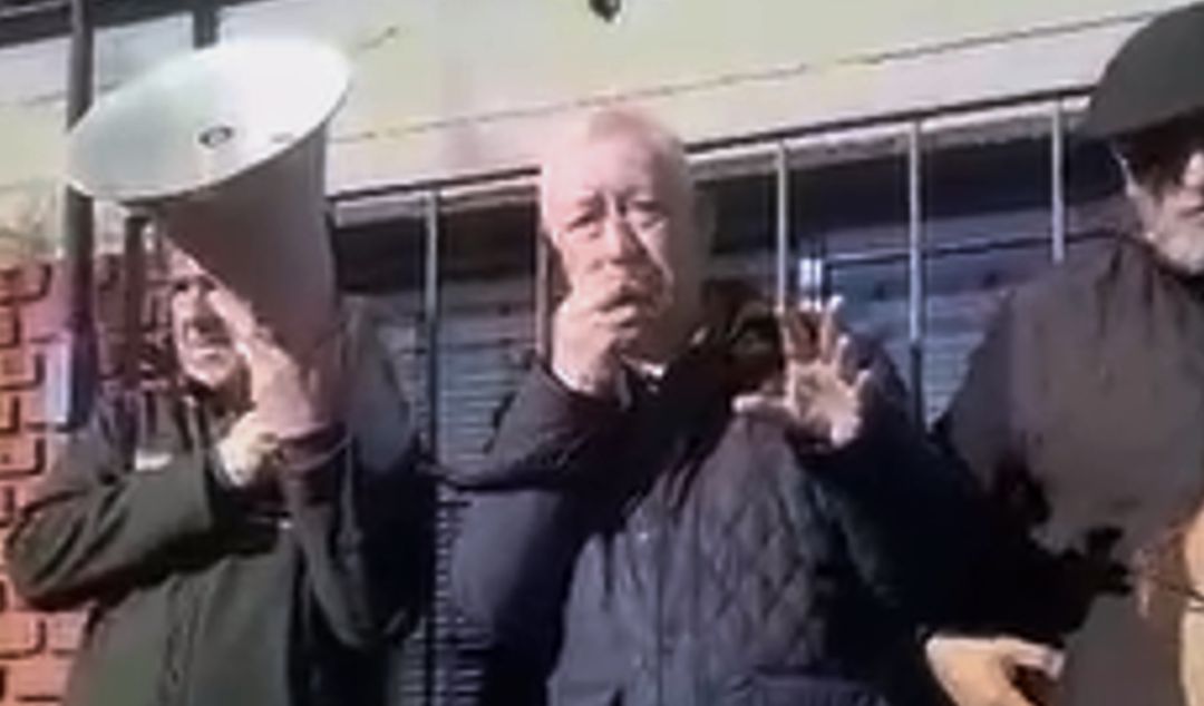 El personal contratado de la planta Ternium en San Nicolás mantiene un paro por tiempo indeterminado en reclamo de mejoras salariales. La medida de fuerza es encabezada por el secretario general de la Unión Obrera Metalúrgica (UOM) San Nicolás, Naldo Brunelli, quien remarcó que el pedido de los trabajadores “es justo y crucial para la economía de nuestras familias”.