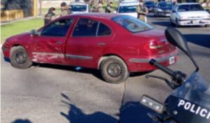 En el día de ayer, domingo 24 de agosto, se registró un accidente de tránsito en la intersección de Illia y Marconi, en San Nicolás, que tuvo como protagonistas a un automóvil y a una motocicleta perteneciente a la Unidad Táctica de Operaciones Inmediatas (UTOI).