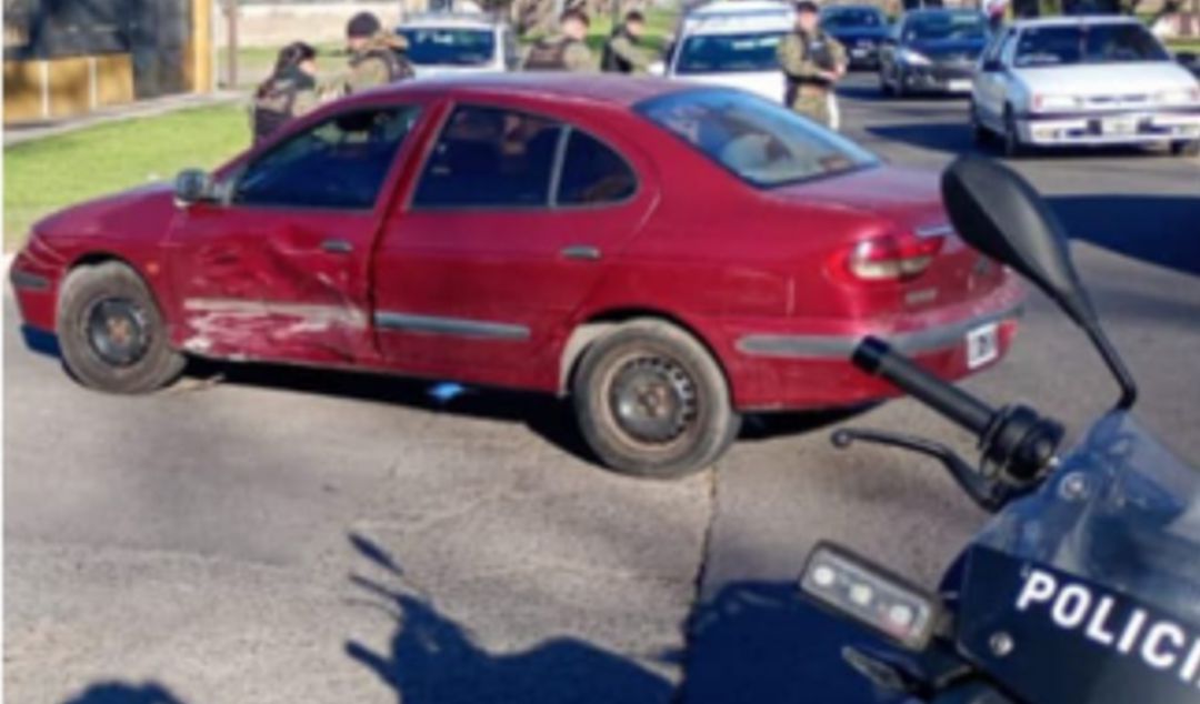 En el día de ayer, domingo 24 de agosto, se registró un accidente de tránsito en la intersección de Illia y Marconi, en San Nicolás, que tuvo como protagonistas a un automóvil y a una motocicleta perteneciente a la Unidad Táctica de Operaciones Inmediatas (UTOI).