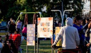 La ciudad de San Nicolás continúa disfrutando de juegos, deportes, talleres y música en vivo gracias a la propuesta “Vamos a las Plazas”, que cada fin de semana reúne a familias y amigos en distintos espacios públicos.