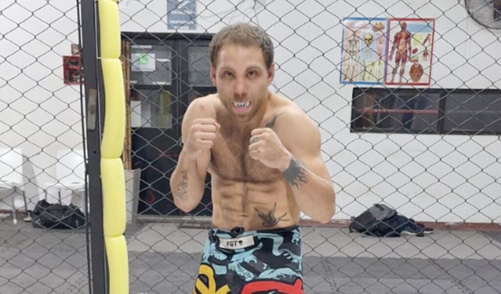 El nicoleño Franco “Lobo” Tombolesi comienza hoy su camino en el mundo de las artes marciales mixtas (MMA) en el evento Extreme Combat, que se desarrollará en la ciudad de San Pedro. Se trata de su primera participación oficial en jaula bajo el Team Dragon, con el objetivo de empezar a sumar puntos para el ranking nacional.