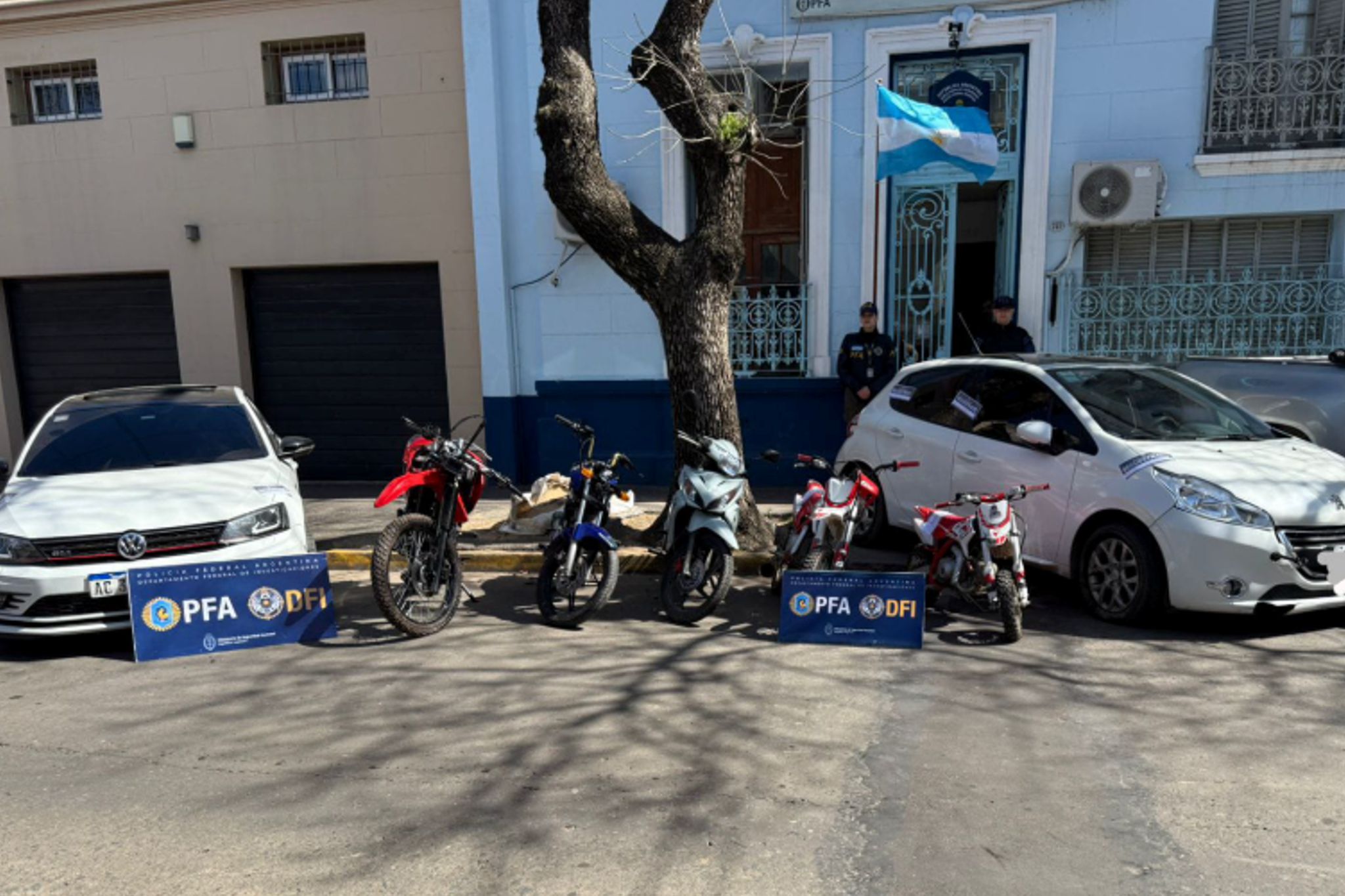 En un operativo de gran envergadura denominado “Ojo de Fénix”, la Policía Federal Argentina logró desmantelar una organización narco de carácter familiar que controlaba el narcomenudeo en Pergamino. El informe, difundido por el prestigioso periodista Hernán Kovacevich, destacó el accionar de los efectivos de la delegación San Nicolás, quienes encabezaron el trabajo de investigación.