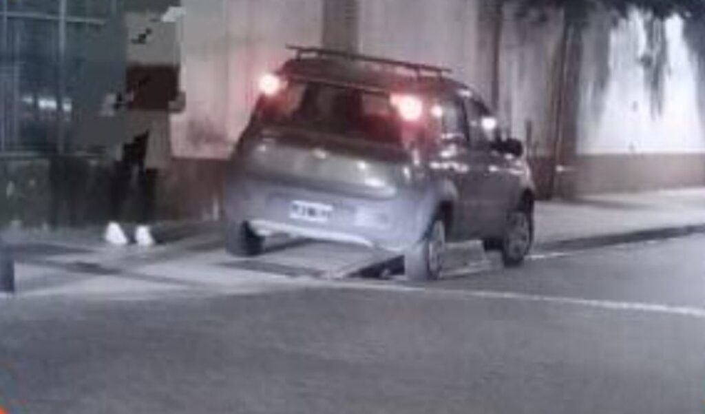 Un accidente de tránsito se registró en pleno centro de San Nicolás durante la jornada del lunes 1 de septiembre, generando la intervención inmediata del personal policial.