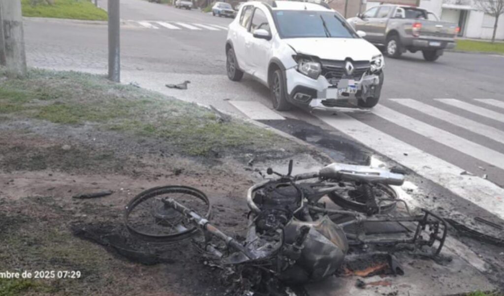 Un violento accidente de tránsito se registró en la intersección de Avenida Dámaso Valdez y Avenida Moreno, en la ciudad de San Nicolás. El hecho dejó como saldo un motociclista con lesiones graves y la destrucción total de su rodado, que terminó incendiado tras el impacto.