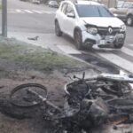 Un violento accidente de tránsito se registró en la intersección de Avenida Dámaso Valdez y Avenida Moreno, en la ciudad de San Nicolás. El hecho dejó como saldo un motociclista con lesiones graves y la destrucción total de su rodado, que terminó incendiado tras el impacto.