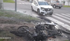 Un violento accidente de tránsito se registró en la intersección de Avenida Dámaso Valdez y Avenida Moreno, en la ciudad de San Nicolás. El hecho dejó como saldo un motociclista con lesiones graves y la destrucción total de su rodado, que terminó incendiado tras el impacto.