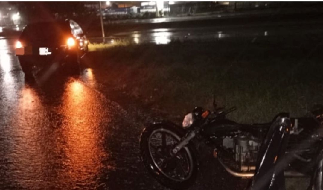 Un grave accidente ocurrió en la la madrugada del día de hoy en el cruce de la Ruta Nacional 188 y el acceso a la Ruta Nacional 9. Allí, una motocicleta de 150 cc color negro, conducida por un hombre de 33 años que iba acompañado por una mujer de 30, fue embestida por un automóvil guiado por un hombre de 53 años.