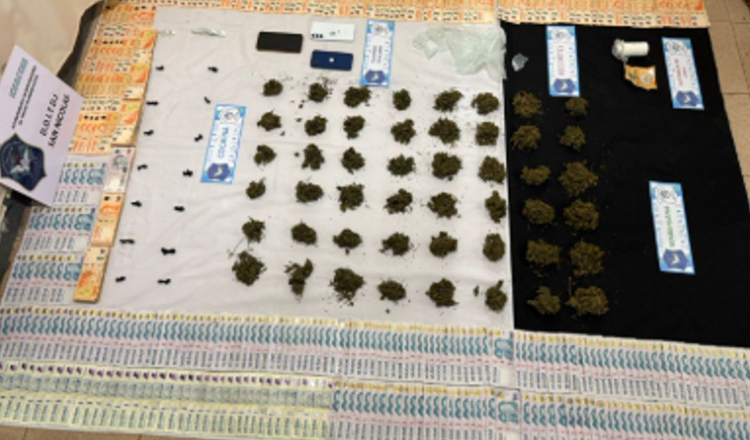 Efectivos de la Delegación Departamental de Investigaciones del Tráfico de Drogas Ilícitas de San Nicolás llevaron adelante en la tarde de ayer dos allanamientos simultáneos en la localidad de Arrecifes, en el marco de una investigación por comercialización de estupefacientes.