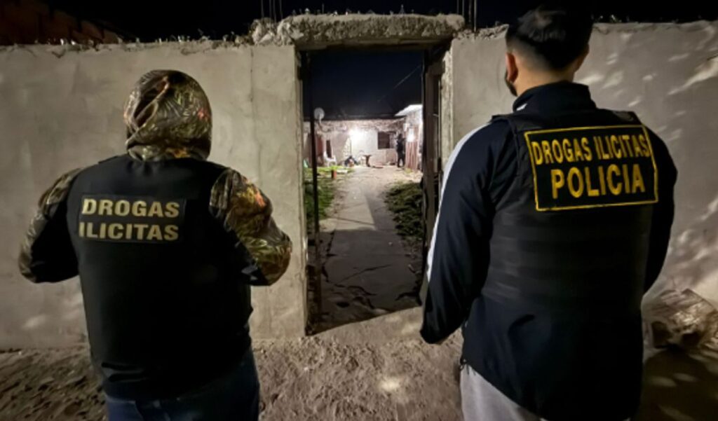 Personal de Drogas Ilícitas de San Nicolás realizó un nuevo allanamiento en la vivienda de Diego Ortegoza, conocido en el ambiente por la venta de drogas, ubicada en calle Viale al 650, donde finalmente se concretó su detención. El procedimiento se dio en el marco de una causa por tenencia de estupefacientes con fines de comercialización.