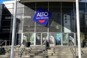 San Nicolás se prepara para sumar un nuevo hito en materia de desarrollo urbano y comercial: la llegada del Alto San Nicolás, un centro comercial que promete convertirse en el más importante de la región. Según trascendió, la empresa IRSA, propietaria de los shoppings más reconocidos del país como el Alto Palermo y el Alto Rosario, ya se encuentra en tratativas para adquirir un terreno en la ciudad y concretar el proyecto.