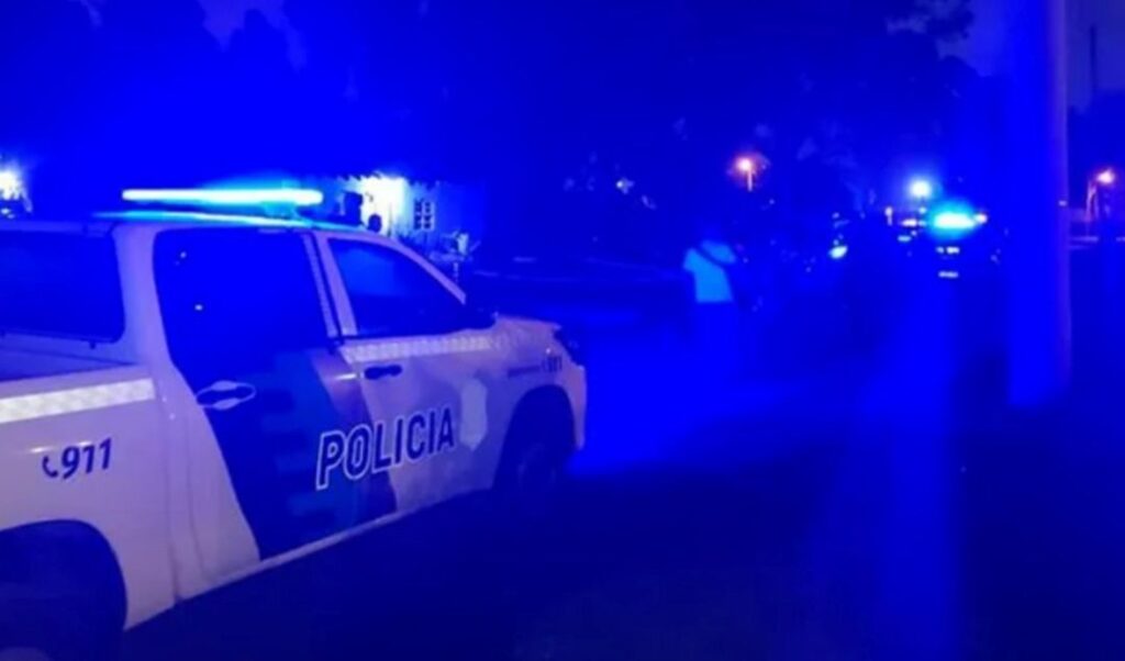 Un nuevo episodio de violencia se registró en las últimas horas en el barrio Las Mellizas, donde un hombre fue apuñalado tras una discusión con su inquilino. El hecho ocurrió en la intersección de las calles Verdi y Strauss, generando gran conmoción entre los vecinos de la zona.