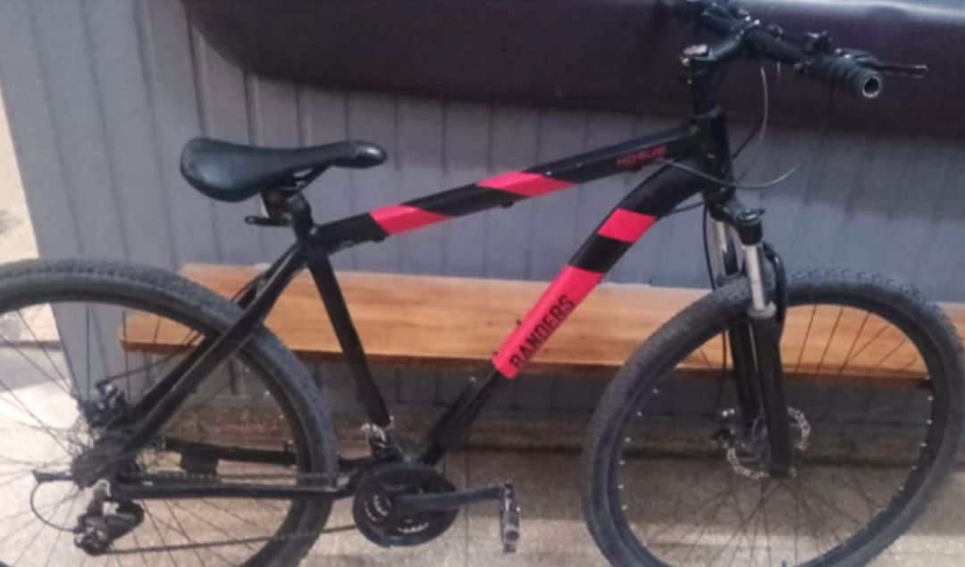 Efectivos policiales de San Nicolás informaron el hallazgo de una bicicleta que había sido abandonada en la vía pública y buscan dar con su legítimo propietario. El hecho ocurrió el pasado 26 de septiembre en avenida Moreno al 200, cuando personal del Comando de Patrullas observó a un menor dejar el rodado en el lugar y retirarse de manera apresurada.