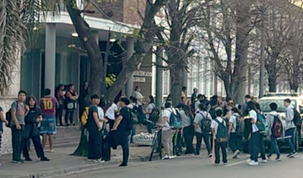 Una situación de tensión se vivió esta tarde en la Escuela Técnica N°2, cuando la institución recibió un llamado anónimo que advertía sobre la presencia de una bomba en el establecimiento. Ante la alerta, se activaron de inmediato los protocolos de seguridad correspondientes.