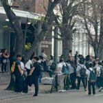 Una situación de tensión se vivió esta tarde en la Escuela Técnica N°2, cuando la institución recibió un llamado anónimo que advertía sobre la presencia de una bomba en el establecimiento. Ante la alerta, se activaron de inmediato los protocolos de seguridad correspondientes.
