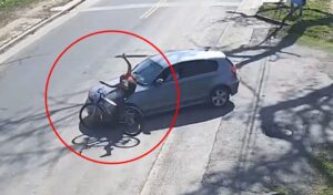 Un accidente de tránsito tuvo lugar en la intersección de Avenida Illia y calle Caseros, en el barrio Automóvil Club, donde un automóvil marca BMW color gris impactó contra una bicicleta marca Wings de color naranja.