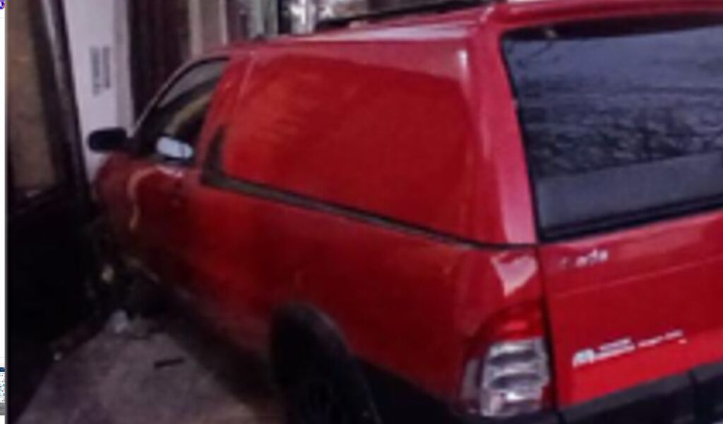 En la madrugada del domingo 7 de septiembre, un fuerte accidente de tránsito se registró en la ciudad de San Nicolás, cuando una camioneta impactó contra una vivienda en la zona de calle Bustamante al 500.