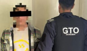 En un insólito hecho ocurrido durante las Elecciones Legislativas 2025 en San Nicolás, un individuo de 29 años, que se encontraba prófugo de la Justicia, fue detenido cuando se presentó a emitir su voto en la Escuela Primaria N° 30, ubicada en Avenida Central al 1850 en barrio Somisa.