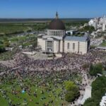 El aniversario número 42 de la Virgen del Rosario, celebrado ayer 25 de septiembre, no alcanzó las expectativas de los comerciantes locales, quienes esperaban una convocatoria similar a la de años anteriores. Tradicionalmente, esta fecha convoca a miles de fieles que llegan a la ciudad para participar de las actividades religiosas y, al mismo tiempo, generan un importante movimiento económico en el sector gastronómico, hotelero y comercial.