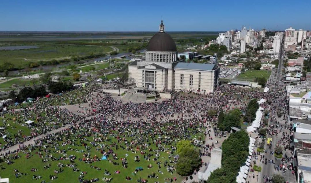 El aniversario número 42 de la Virgen del Rosario, celebrado ayer 25 de septiembre, no alcanzó las expectativas de los comerciantes locales, quienes esperaban una convocatoria similar a la de años anteriores. Tradicionalmente, esta fecha convoca a miles de fieles que llegan a la ciudad para participar de las actividades religiosas y, al mismo tiempo, generan un importante movimiento económico en el sector gastronómico, hotelero y comercial.