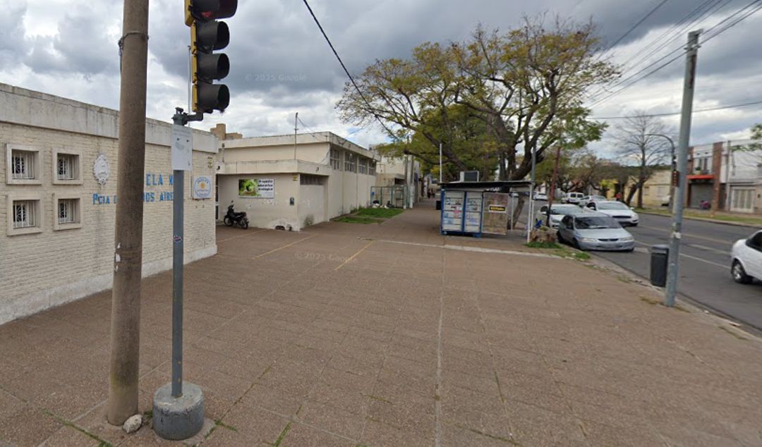 La jornada electoral de este domingo comenzó con total normalidad y sin incidentes en las escuelas de la ciudad, aunque con un dato llamativo: muy poca concurrencia de votantes en las primeras horas de la mañana.