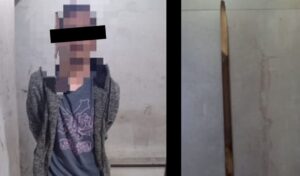 Un violento episodio tuvo lugar en la tarde del 19 de septiembre en una vivienda ubicada sobre calle Gendarmería Nacional al 500, donde un hombre de 29 años fue aprehendido tras agredir físicamente a su madre, una mujer de 53 años. El ataque se produjo con un palo de escoba de madera de aproximadamente 59 centímetros de largo, provocando lesiones que obligaron a trasladar a la víctima al Centro Médico de Atención Familiar.