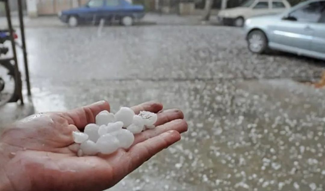 El fin de semana se presenta con un panorama meteorológico complicado en San Nicolás, ya que se esperan lluvias intensas, tormentas eléctricas y una alta probabilidad de caída de granizo.