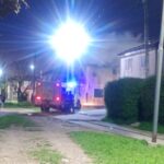 En horas de la madrugada de este viernes se desató un voraz incendio en una vivienda ubicada en el corazón del barrio Fonavi, precisamente en la manzana 11. El fuego rápidamente generó alarma entre los vecinos, obligando a una inmediata intervención de los equipos de emergencia.