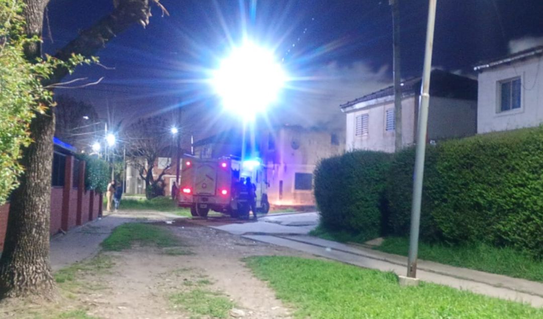 En horas de la madrugada de este viernes se desató un voraz incendio en una vivienda ubicada en el corazón del barrio Fonavi, precisamente en la manzana 11. El fuego rápidamente generó alarma entre los vecinos, obligando a una inmediata intervención de los equipos de emergencia.
