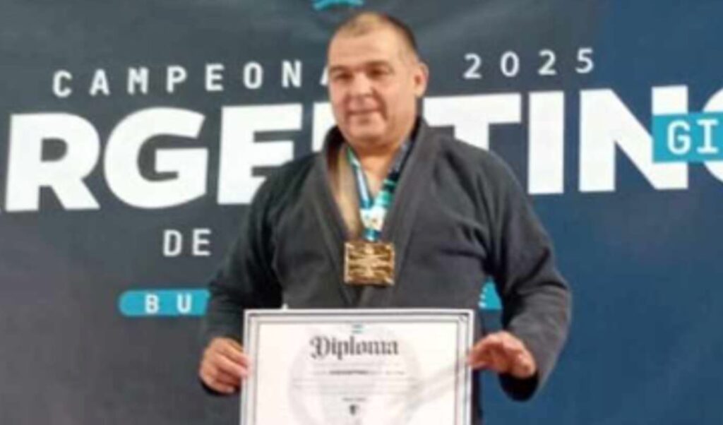 El jiujitero nicoleño Matías Solano volvió a brillar en lo más alto del deporte nacional al quedarse, por cuarto año consecutivo, con el Campeonato Argentino de Jiu Jitsu. La consagración se dio el pasado 14 de septiembre en la localidad bonaerense de Caseros, donde se disputó la prestigiosa competencia organizada por la Federación Nacional de Jiu Jitsu.