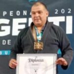 El jiujitero nicoleño Matías Solano volvió a brillar en lo más alto del deporte nacional al quedarse, por cuarto año consecutivo, con el Campeonato Argentino de Jiu Jitsu. La consagración se dio el pasado 14 de septiembre en la localidad bonaerense de Caseros, donde se disputó la prestigiosa competencia organizada por la Federación Nacional de Jiu Jitsu.
