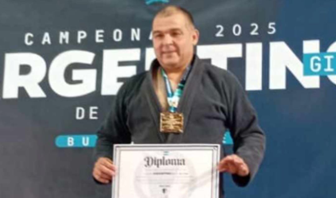 El jiujitero nicoleño Matías Solano volvió a brillar en lo más alto del deporte nacional al quedarse, por cuarto año consecutivo, con el Campeonato Argentino de Jiu Jitsu. La consagración se dio el pasado 14 de septiembre en la localidad bonaerense de Caseros, donde se disputó la prestigiosa competencia organizada por la Federación Nacional de Jiu Jitsu.