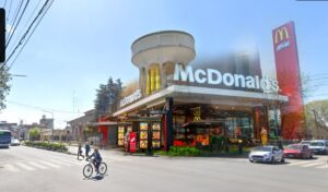 San Nicolás continúa transitando un proceso de modernización urbana que no se detiene. A la reciente confirmación de una nueva sala de cine, ahora se suma el desembarco de la cadena de comidas rápidas más importante del mundo: McDonald’s.