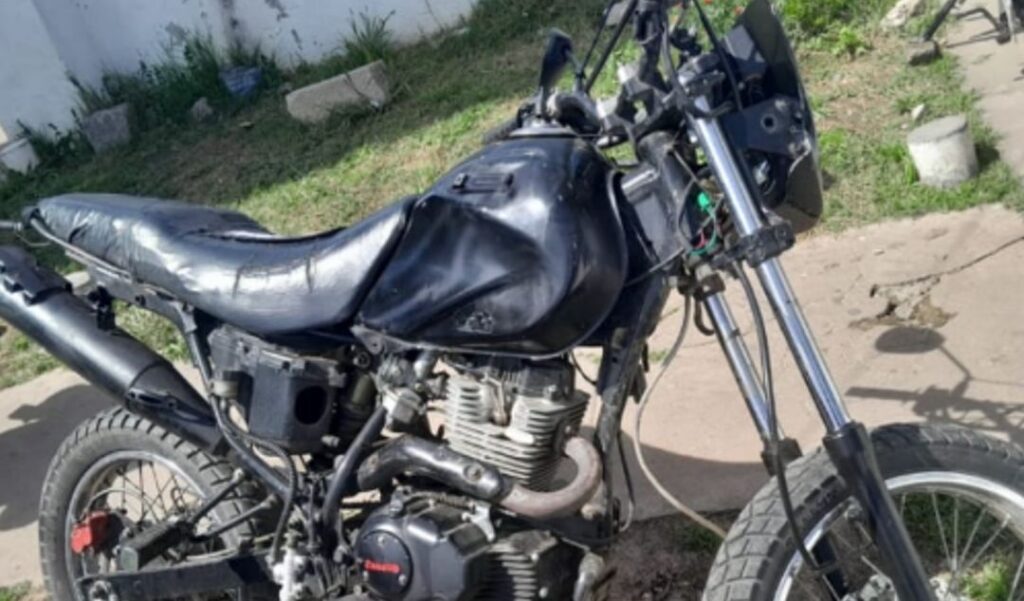 En un operativo realizado en la ciudad de San Nicolás, personal policial procedió al secuestro de una motocicleta que presentaba pedido activo de secuestro. El hecho tuvo lugar el 17 de septiembre en la intersección de las calles Esquiú y Garibaldi.