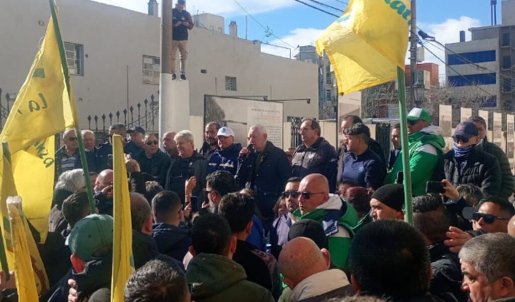 En el día de hoy, San Nicolás fue escenario de una multitudinaria marcha de trabajadores que se movilizaron en respaldo a los empleados metalúrgicos del sector contratista de Ternium. Lo que comenzó con un reclamo por un reajuste salarial se intensificó tras la decisión empresarial de avanzar con despidos y endurecer su postura frente a los legítimos reclamos sindicales.