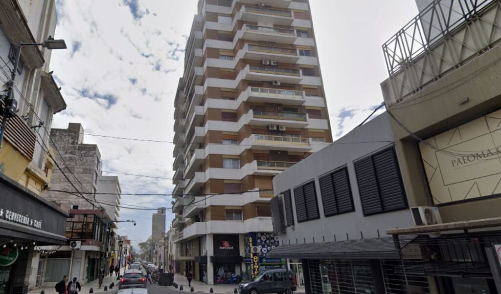 Momentos de extrema tensión se vivieron este miercoles en pleno centro de San Nicolás, cuando una mujer mayor amenazó con arrojarse al vacío desde el balcón de su departamento ubicado en el piso 11 de un edificio situado en la intersección de calles Francia y De la Nación.